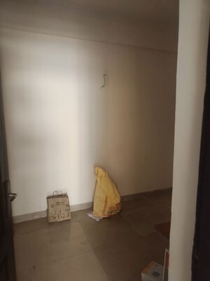 Room in 2.5 BHK Apartment at Amrapali Silicon City, Sector 76 – for Rent