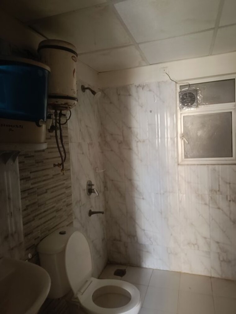 Bathroom, amrapali-silicon-city 2.5 Bedroom 1180 Sq.Ft. Apartment In Sector 76 Noida 10690190