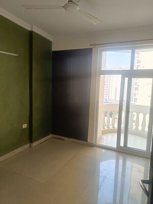 Room in 2.5 BHK Apartment at Amrapali Silicon City, Sector 76 – for Rent