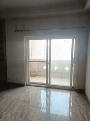 Room in 2 BHK Apartment at Amrapali Silicon City, Sector 76 – for Rent