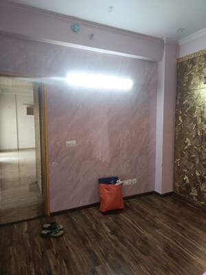 Room in 2 BHK Apartment at Amrapali Silicon City, Sector 76 – for Rent
