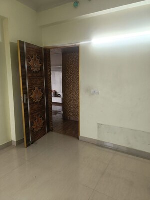 Room in 2 BHK Apartment at Amrapali Silicon City, Sector 76 – for Rent