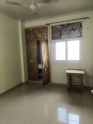 Room in 2 BHK Apartment at Amrapali Silicon City, Sector 76 – for Rent