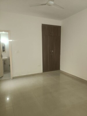 Room in 2.5 BHK Apartment at Express Zenith, Sector 77 – for Rent