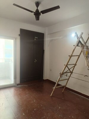 Room in 2.5 BHK Apartment at Express Zenith, Sector 77 – for Rent
