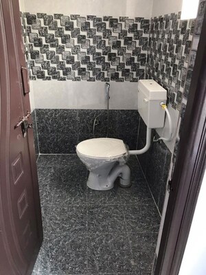 Bathroom in 1 BHK Builder Floor at Ramnaresh Nagar – for Rent