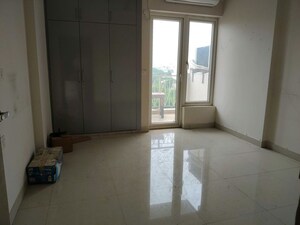 Room in 3 BHK Builder Floor at Sector 21 – for Rent
