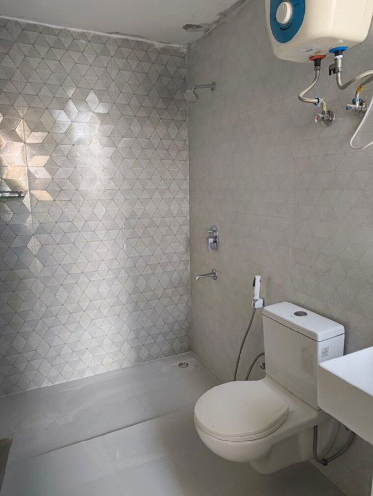 Bathroom, unitech-uniworld-gardens-2 3 Bedroom 1355 Sq.Ft. Apartment In Sector 47 Gurgaon 10690287