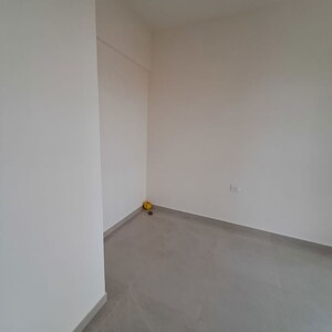 Room in 2 BHK Apartment at Piramal Vaikunth, Balkum Pada – for Rent