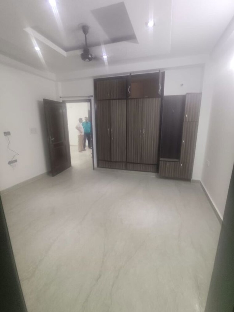 Room, paschim vihar 3 Bedroom 170 Sq.Yd. Builder Floor In Paschim Vihar Delhi 10690290