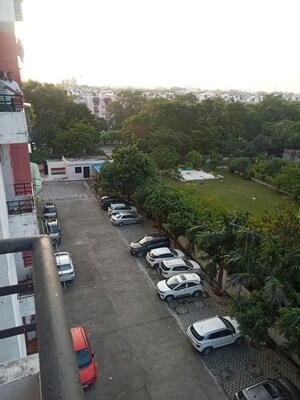 Parking in 3.5 BHK Apartment at Greenwood Apartment, Gomti Nagar – for Sale