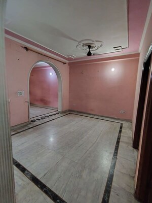Room in 3 BHK Builder Floor at Niharika Building, Niti Khand I – for Rent