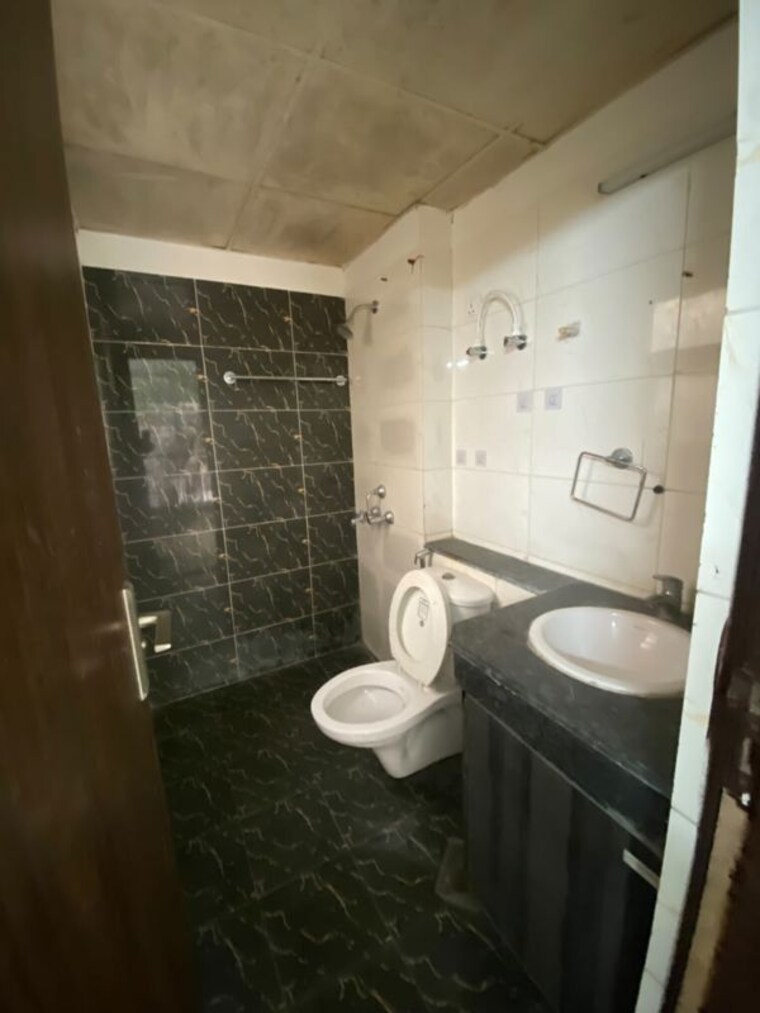 Bathroom, bptp-parkland-pride 3 Bedroom 1130 Sq.Ft. Builder Floor In Sector 77 Faridabad 10690457
