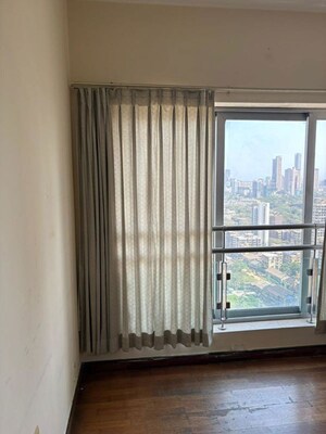 Room in 3 BHK Apartment at Lodha Grandeur, Prabhadevi – for Rent
