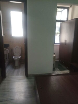 Room in 3 BHK Apartment at Safdarjung Development Area – for Rent