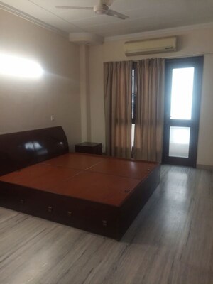 Room in 3 BHK Apartment at Safdarjung Development Area – for Rent