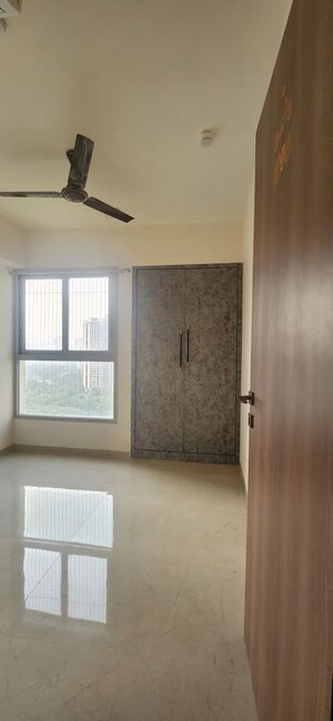 Room in 2 BHK Apartment at Piramal Vaikunth, Balkum Pada – for Rent