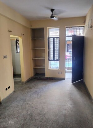 Room in 1 RK Apartment at Mahadev Apartments Noida, Sector 73 – for Rent