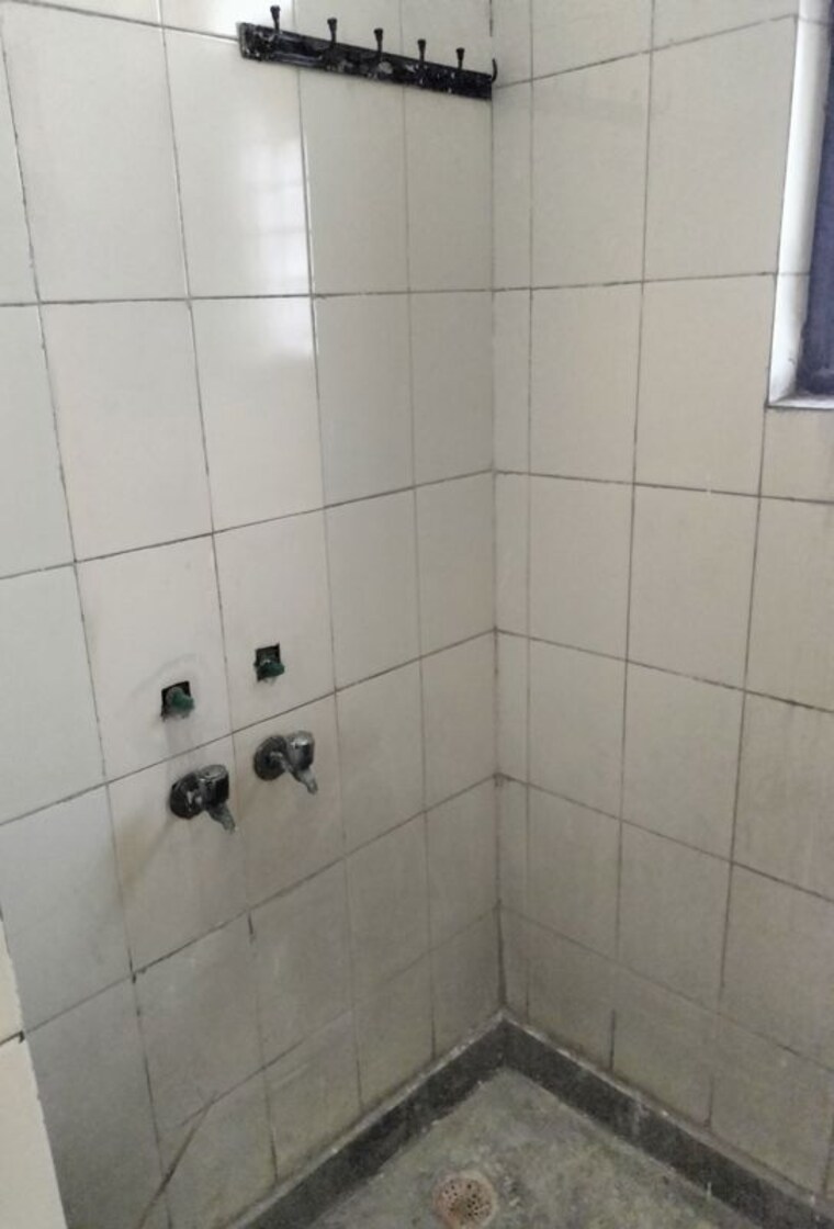 Bathroom, mahadev-apartments-noida 1 RK 375 Sq.Ft. Apartment In Sector 73 Noida 10690509