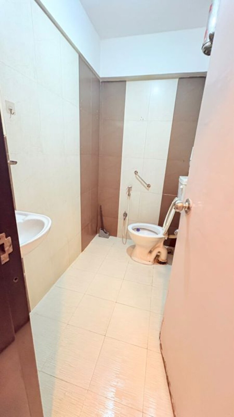 Bathroom, vastu-shanti 2 Bedroom 755 Sq.Ft. Apartment In Andheri East Mumbai 10690556