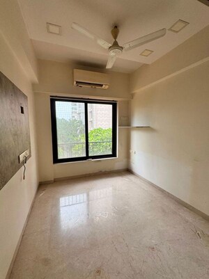 Room in 3 BHK Apartment at Nav Palmyra Apartment, Khar West – for Rent