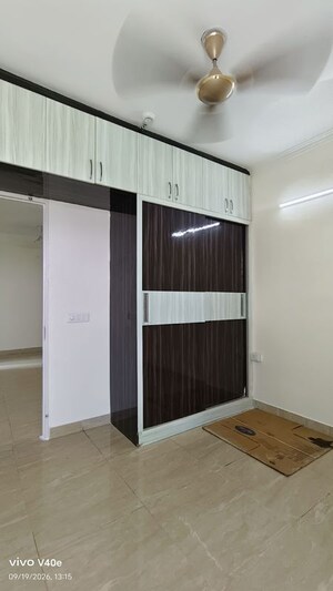 Room in 3 BHK Apartment at Gaur City 7th Avenue, Sector 4 Greater Noida – for Rent