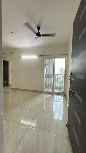 Room in 2.5 BHK Apartment at Gaur City 7th Avenue, Sector 4 Greater Noida – for Rent