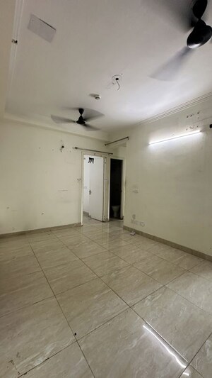 Room in 2.5 BHK Apartment at Gaur City 7th Avenue, Sector 4 Greater Noida – for Rent