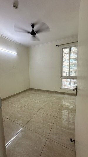 Room in 2.5 BHK Apartment at Gaur City 7th Avenue, Sector 4 Greater Noida – for Rent