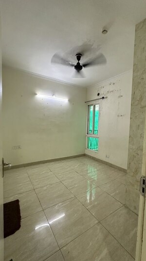 Room in 2.5 BHK Apartment at Gaur City 7th Avenue, Sector 4 Greater Noida – for Rent