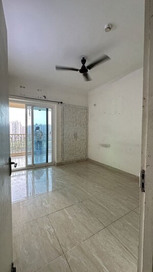 Room in 2.5 BHK Apartment at Gaur City 7th Avenue, Sector 4 Greater Noida – for Rent