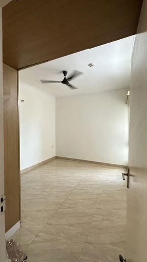 Room in 2 BHK Apartment at Gaur City 7th Avenue, Sector 4 Greater Noida – for Rent