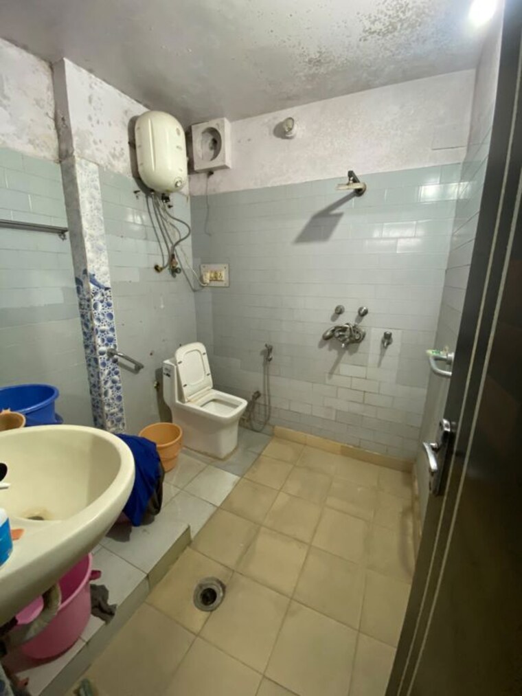 Bathroom, lajpat nagar 2 Bedroom 1050 Sq.Ft. Builder Floor In Lajpat Nagar Delhi 10690737