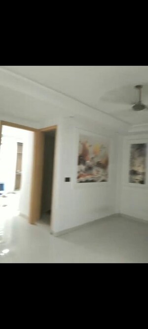 Room in 3 BHK Builder Floor at Mahavir Enclave – for Sale
