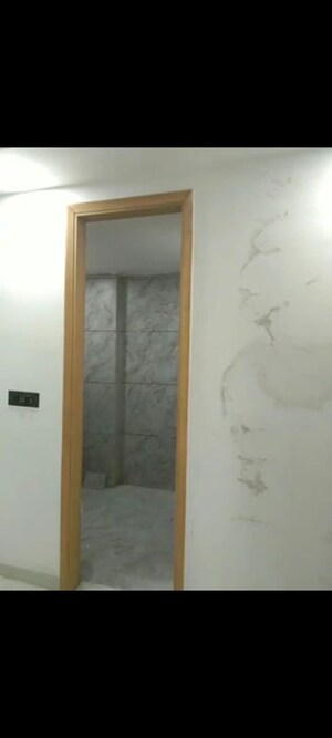 Furnished Amenities in 3 BHK Builder Floor at Mahavir Enclave – for Sale