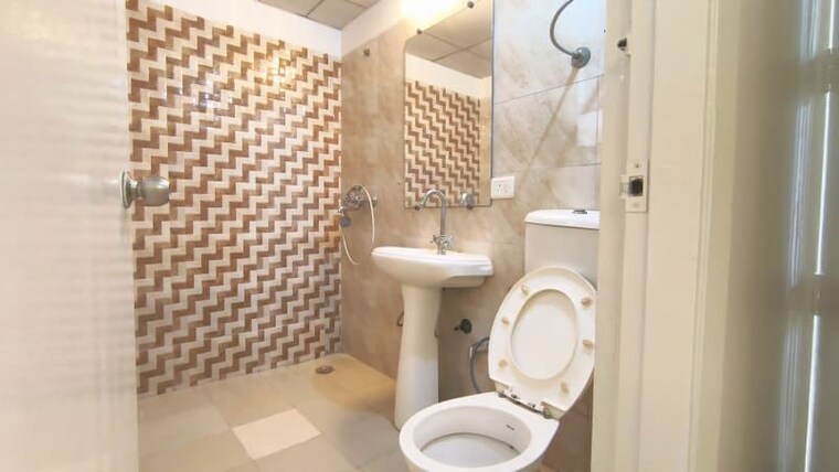 Bathroom, gaur-city-2-14th-avenue 2 Bedroom 955 Sq.Ft. Apartment In Sector 16c Greater Noida Greater Noida 10691000