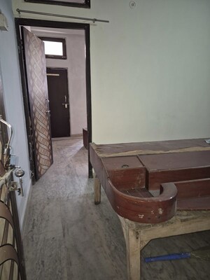 Furnished Amenities in 1.5 BHK Builder Floor at Mayur Vihar – for Rent