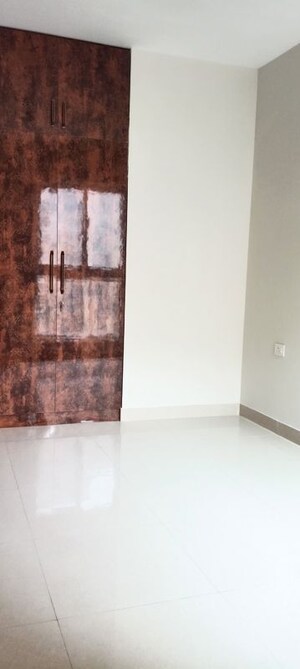 Room in 3 BHK Apartment at Tata Eureka Park, Sector 150 – for Rent
