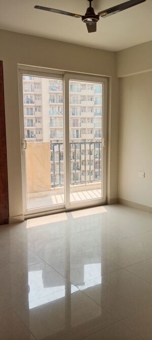 Room in 3 BHK Apartment at Tata Eureka Park, Sector 150 – for Rent