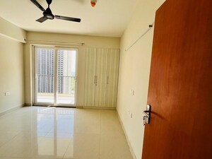 Room in 3 BHK Apartment at Tata Eureka Park, Sector 150 – for Rent