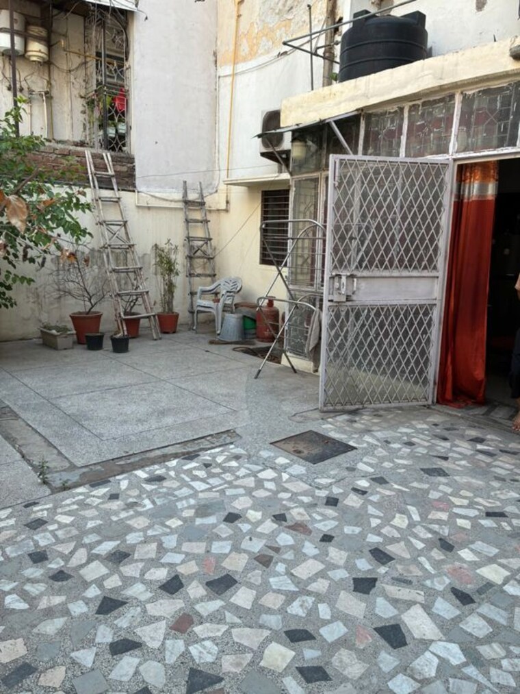 Balcony, hauz khas 2.5 Bedroom 200 Sq.Yd. Builder Floor In Hauz Khas Delhi 10691377