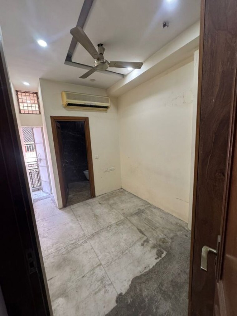 Room, lajpat nagar i 2 Bedroom 100 Sq.Yd. Builder Floor In Lajpat Nagar I Delhi 10691383