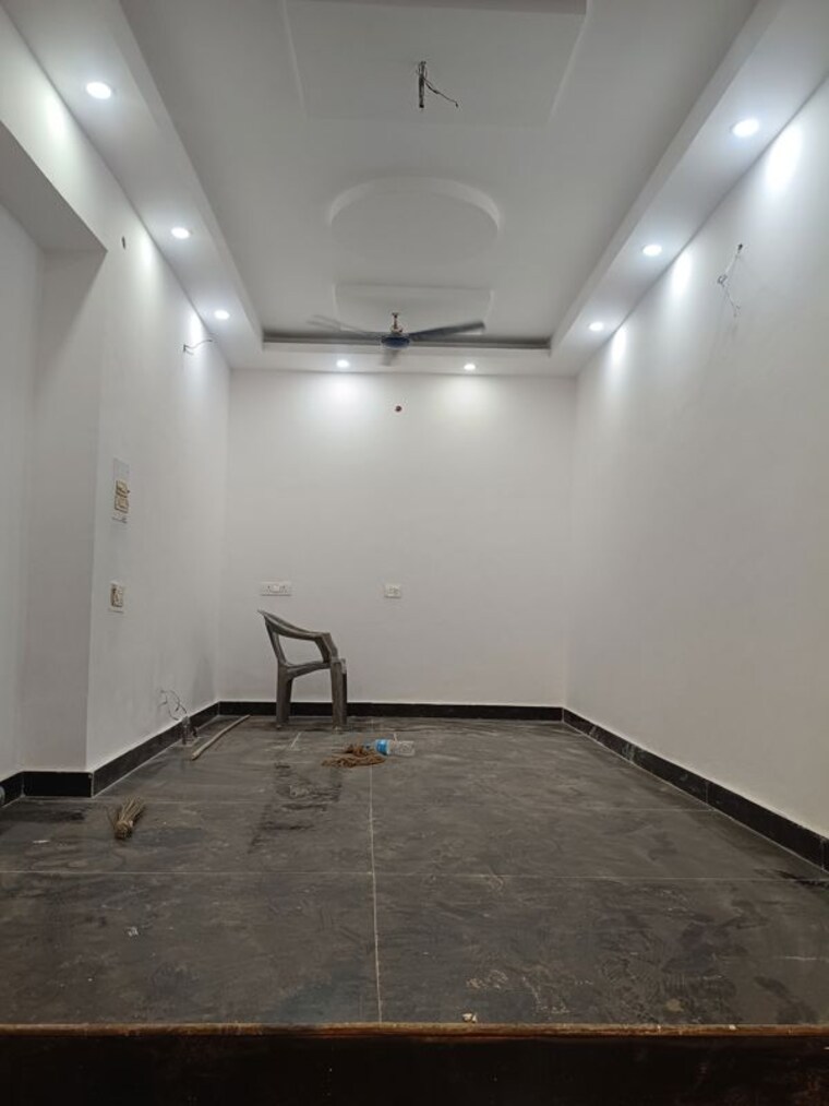 Hall, govindpuri Commercial Shop 180 Sq.Ft. In Govindpuri Delhi 10690878