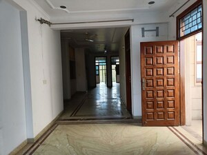 Room in 3 BHK Builder Floor at Sukhdev Vihar – for Rent