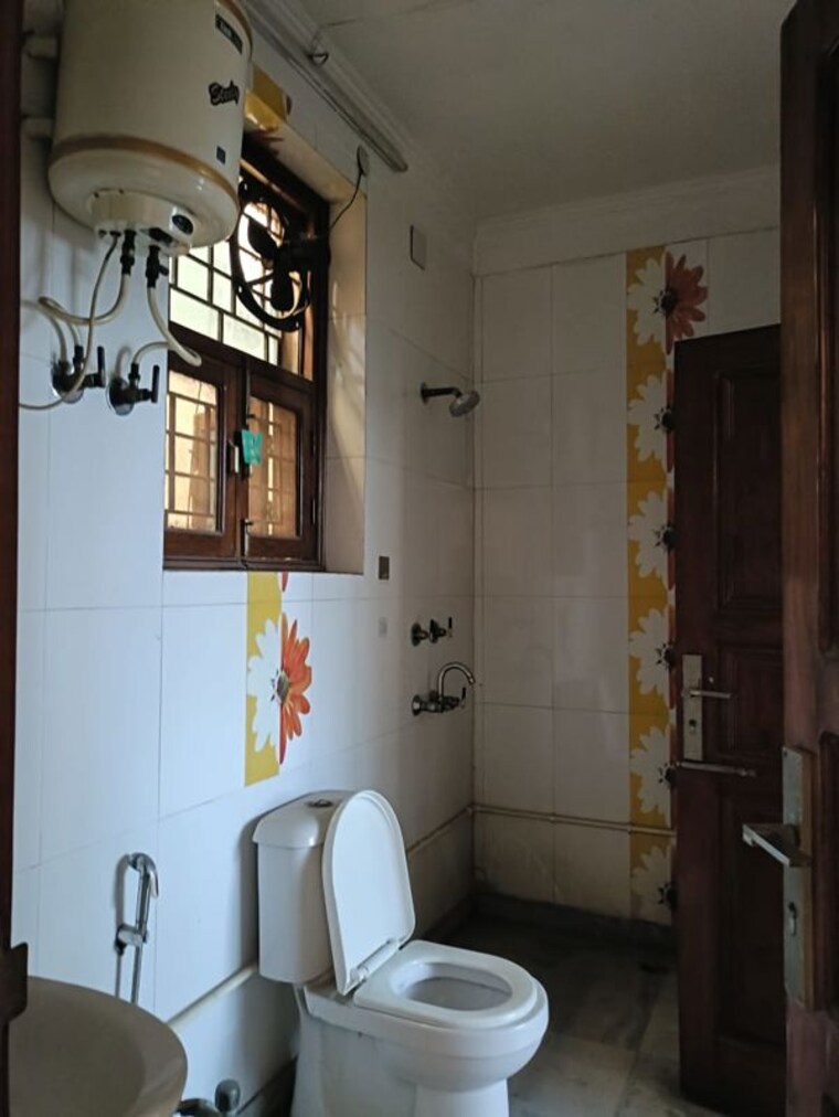 Bathroom, sukhdev vihar 3 Bedroom 270 Sq.Yd. Builder Floor In Sukhdev Vihar Delhi 10691479