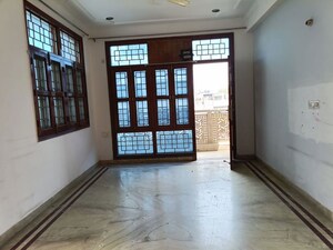 Room in 3 BHK Builder Floor at Sukhdev Vihar – for Rent