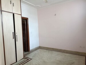 Room in 3 BHK Builder Floor at Sukhdev Vihar – for Rent