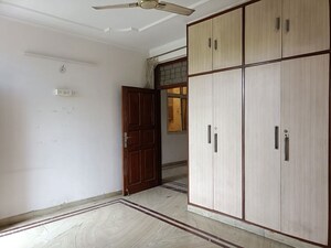 Room in 3 BHK Builder Floor at Sukhdev Vihar – for Rent