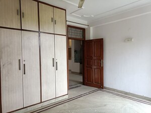 Room in 3 BHK Builder Floor at Sukhdev Vihar – for Rent