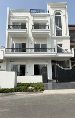6+ BHK Independent House For Sale in Sector 82 A
